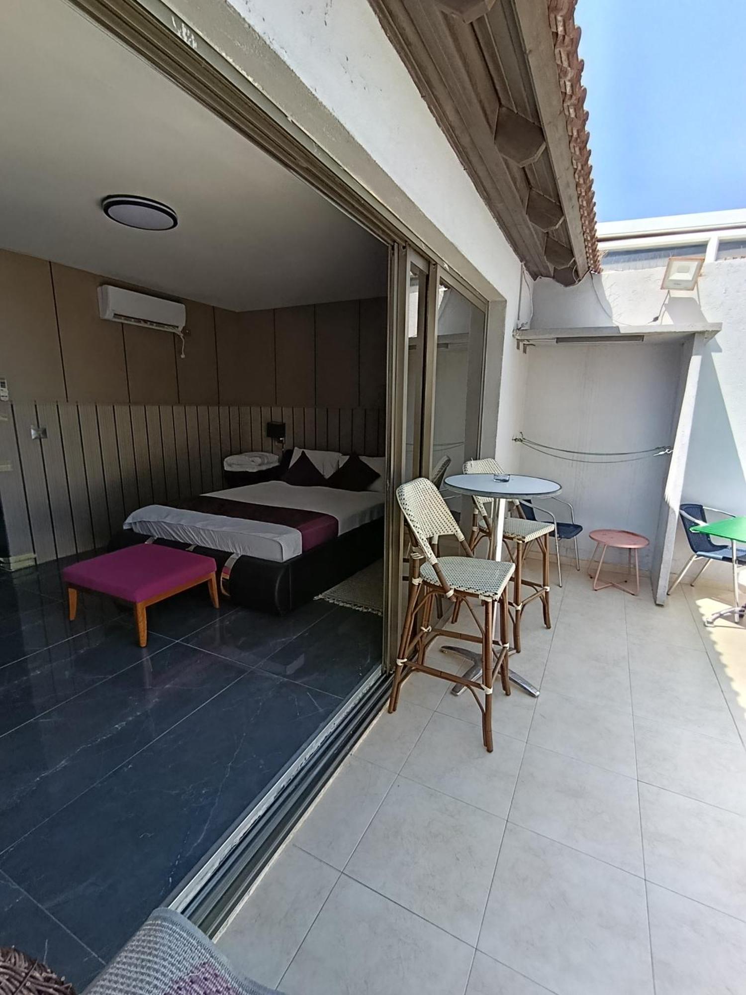 Penthouse Apartment On The Beach Bat Yam Oda fotoğraf